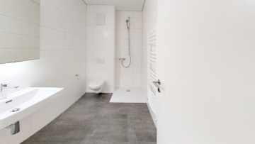 Salle de douches - Spacieux 4.0 pièces avec cachet au centre ville