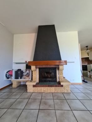 Séjour cheminée - Logement de 3.5 pièces au 1er étage avec cachet