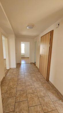 Appartement 4 pièces à Yverdon-les-Bains - Spacieux logement de 4 pièces au 1er étage avec balcon - Hall d'entrée