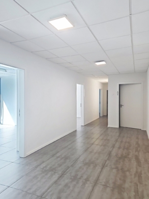 Hall - Bureau 191 m2 à louer – 5 pièces zone commerciale du centre Migros