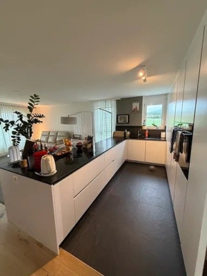 cuisine - Grand appartement rénové de 4.5 pièces avec loggia
