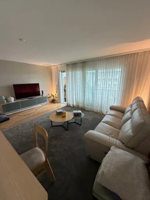 séjour - Grand appartement rénové de 4.5 pièces avec loggia
