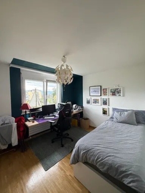 chambre - Grand appartement rénové de 4.5 pièces avec loggia