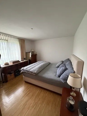 chambre - Grand appartement rénové de 4.5 pièces avec loggia