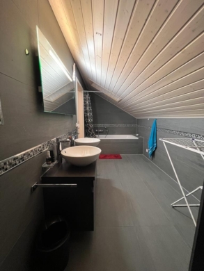 Bains 2 - Magnifique duplex de 3.5 pièces à louer au coeur d’Orbe, cité romaine